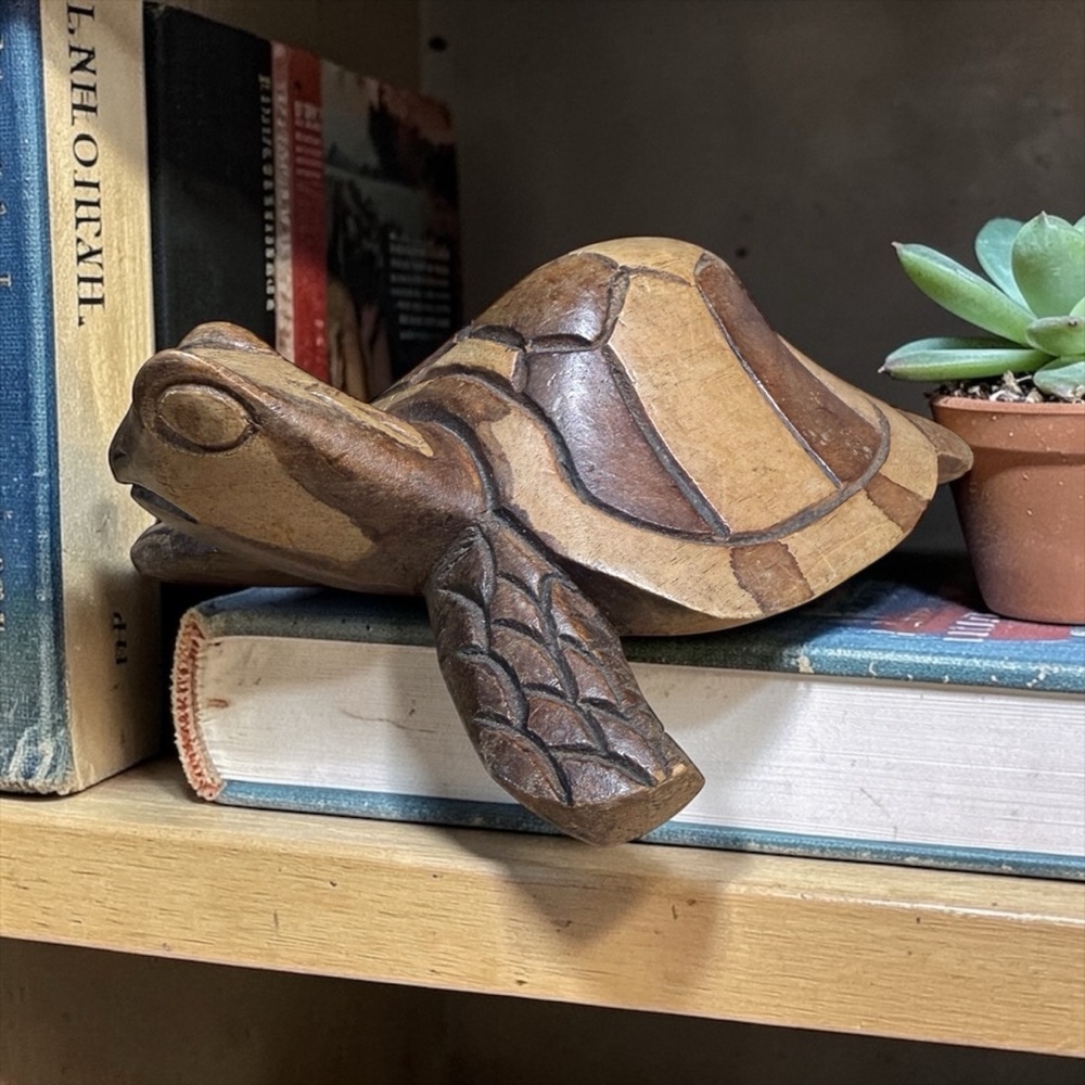Hand Carved Sea Turtle Figurine Small Brown Two-Tone Shell Coastal Decor - Picture 4 of 6
